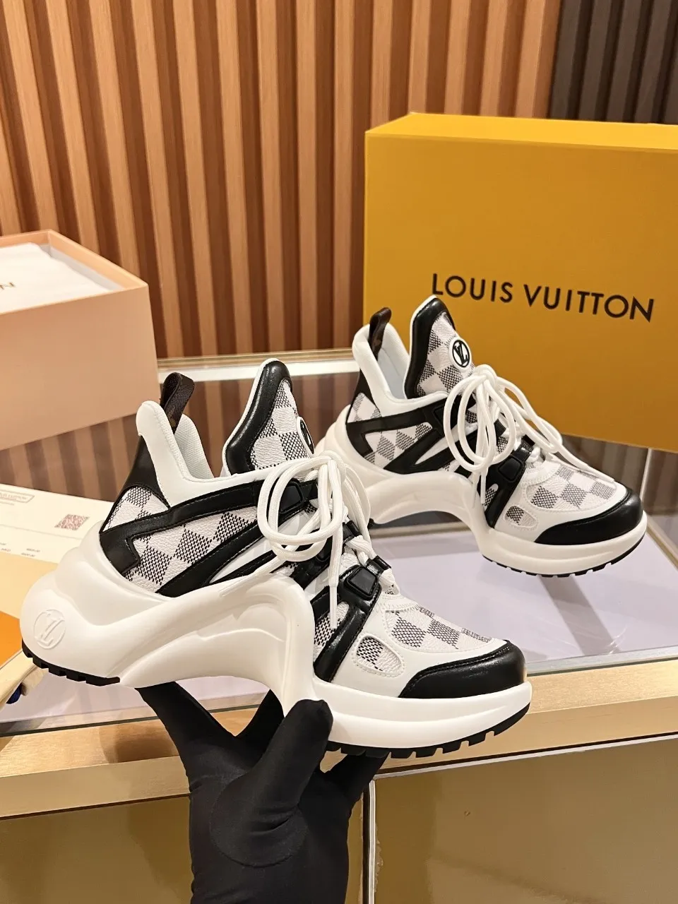👟👟Ex-factory price 800👟👟 2025 new LV fancy black and white diamond model, high-end and elegant, showing long legs, casual sports dad shoes with heel height of about 5.5cm, 35-41